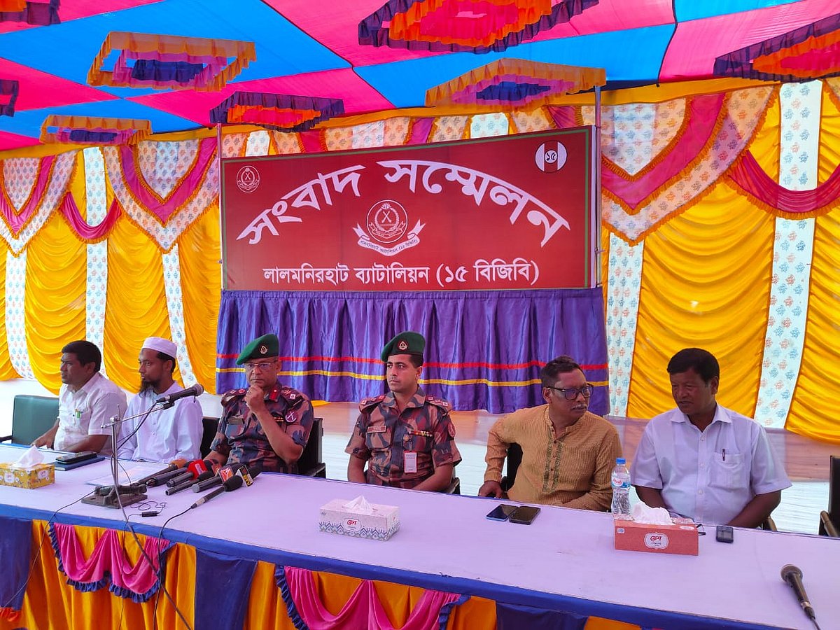 হাতীবান্ধায় হিন্দুদের জড়ো হওয়ার ঘটনায় বিজিবির সংবাদ সম্মেলন। শনিবার বিকেলে উপজেলার গোতামারী ডিএনএসসি উচ্চবিদ্যালয় মাঠে